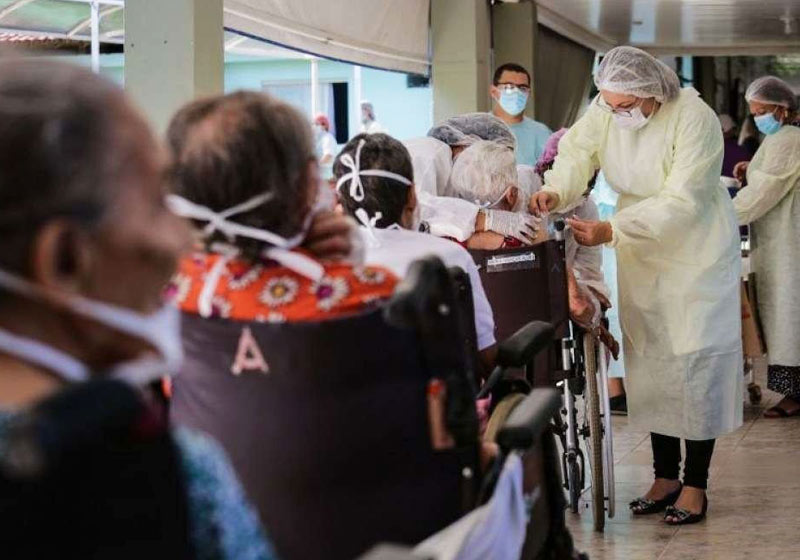 Vacinação de idosos no DF - Foto: Breno Esaki/Agencia Saúde DF