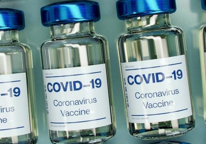 Vacina contra Covid-19 - Daniel Schludi / Insplash