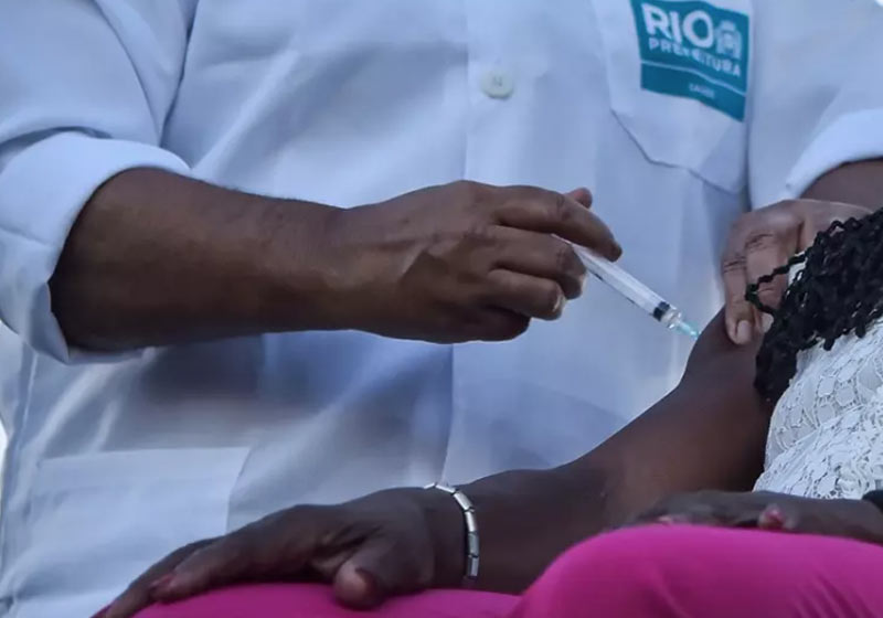 Vacinação contra Covid no Rio - Thiago Ribeiro/Agif/Estadão Conteúdo