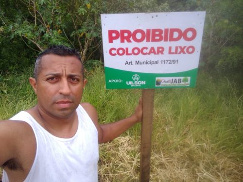 Uilson com placa reciclada - Foto: arquivo pessoal