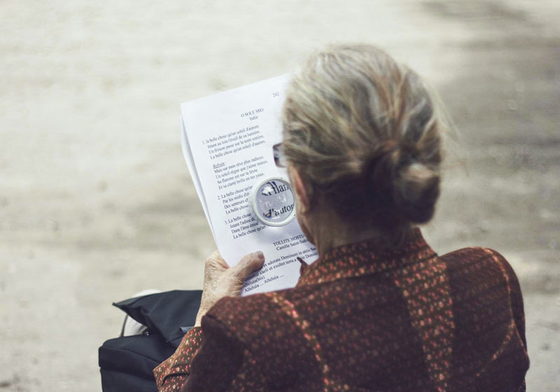 Idosa lendo - Foto: Clément Falize / Unsplash