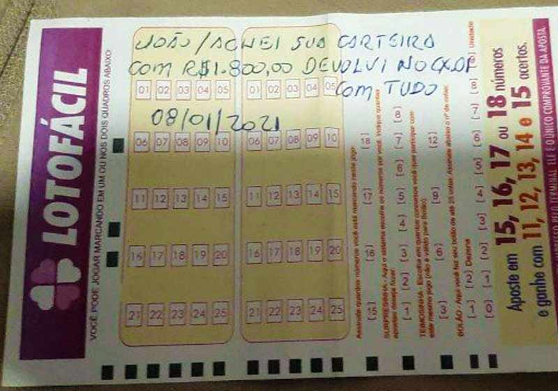 Recado escrito pelo jovem que encontrou a carteira - Foto: reprodução / Redes sociais