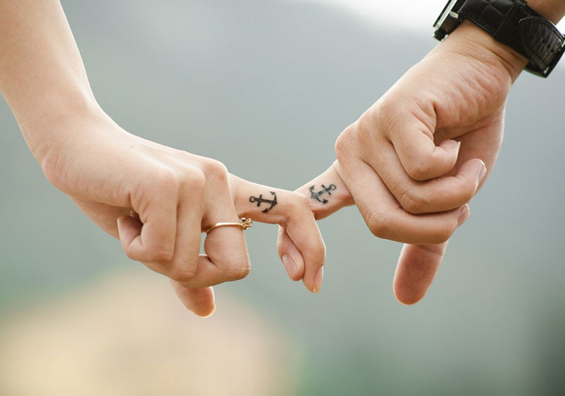 Casal segurando os dedos - Foto: Tú Anh / Pixabay