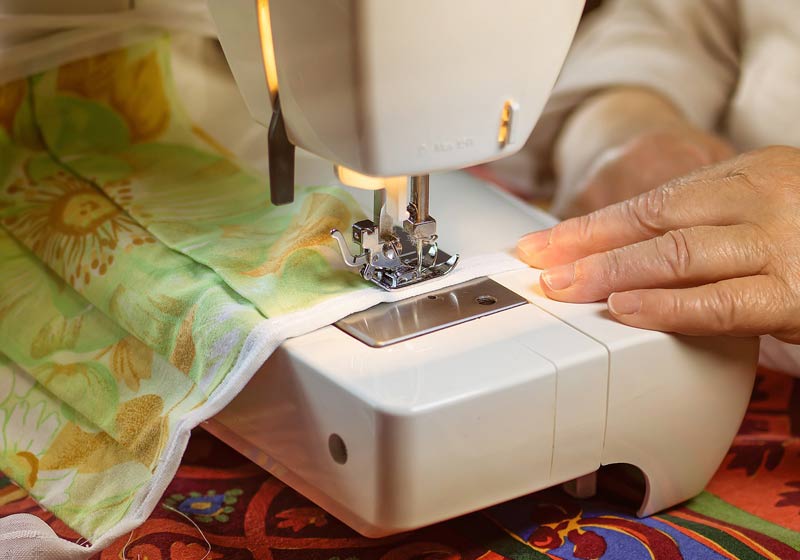 Idosa costurando - Foto: Willfried Wende / Pixabay