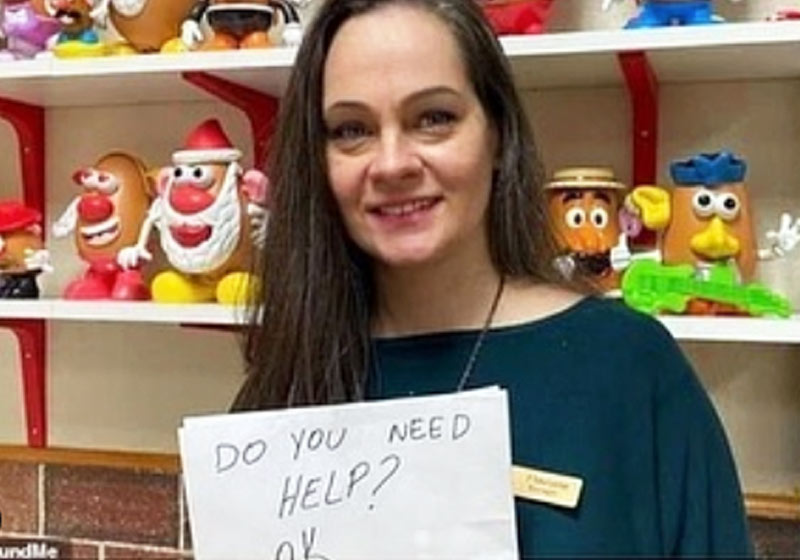 Gerente Flaviane com o bilhete - Foto: reprodução / Instagram