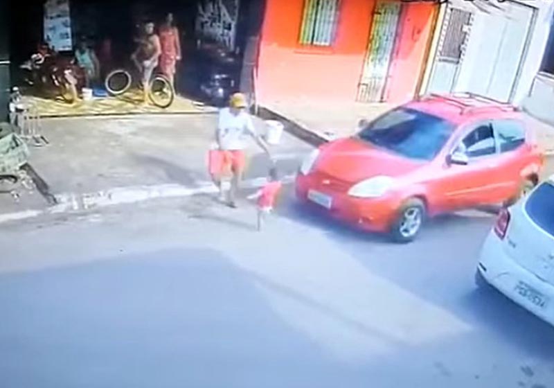 Herói se joga na frente do carro para salvar criança - Foto: câmeras de segurança