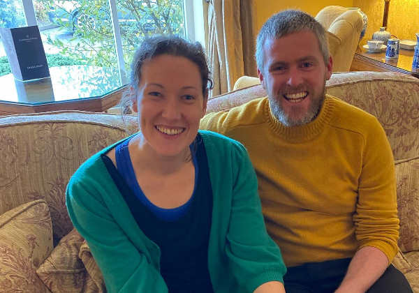 O casal Kildare Leslie Kehoe e Gordon Bond , zeladores em 2019