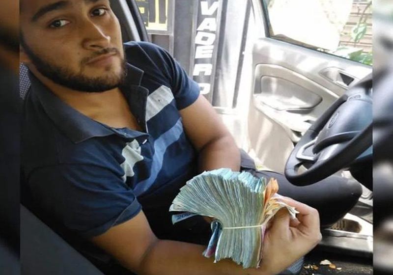 Santiago com o maço de dinheiro - Foto: reprodução / Diario deCuyo