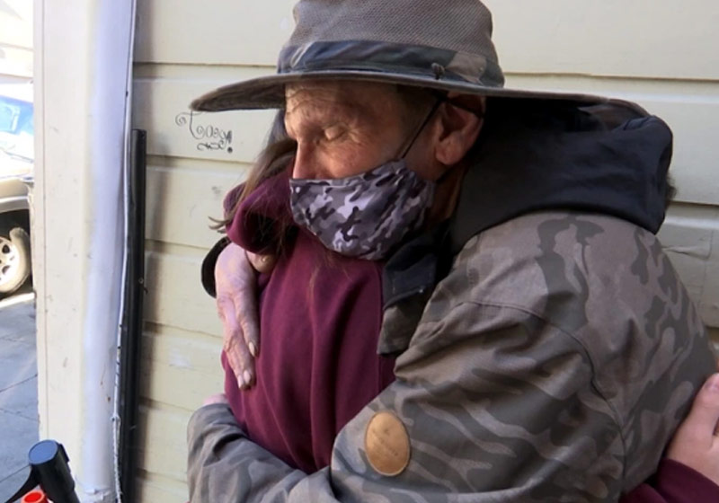Mikayla abraçando Sean Curry na rua - Foto: reprodução / NBC