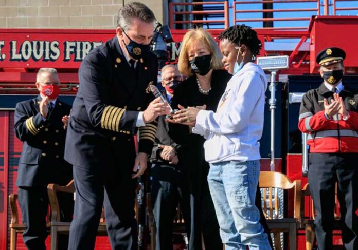 menino-heroi-bombeiros-close Jayden recebendo título de herói - Foto: Bombeiros de St. Louis