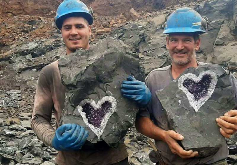 Mineradores com ametista em forma de coração - Foto: reprodução / Uruguay Minerals