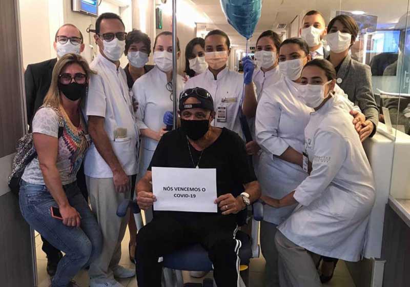 Seu Nazário com a equipe que o tratou - Foto: reprodução / Instagram