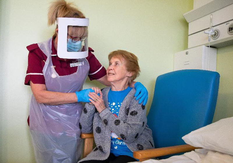 Margaret Keenan recebeu 2ª dose no Reino Unido - Foto: Imagem: Jonny Weeks/Pool/AFP