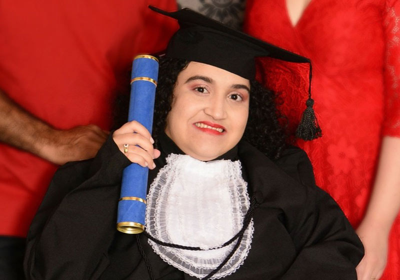 Andresa exibe o canudo na formatura - Foto: arquivo pessoal