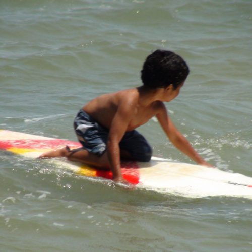 Menino do projeto Surfar na praia - Foto: divulgação