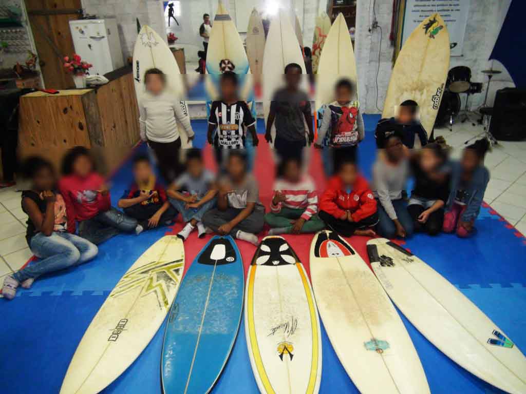 Crianças do projeto Surfar - Foto: divulgação