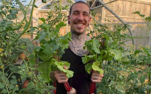 Alessandro com as plantas - Foto: SWNS