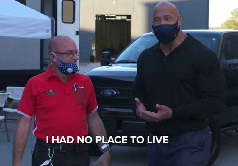 The Rock, o amigo e o carro de presente - Foto: reprodução / Instagram