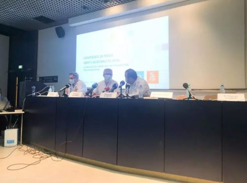 Médicos na entrevista coletiva sobre o transplante - Foto: Reprodução/Facebook