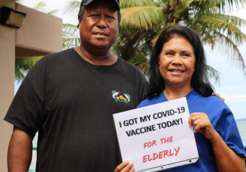 Médica recebe primeira dose da vacina contra Covid Foto: Ministério da Saúde/Palau