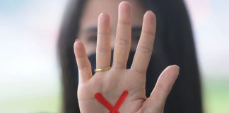 X vermelho na mão: mulheres agredidas podem pedir socorro no comércio Pedido de socorro na mão - Foto: Paulo H. Carvalho/Agência Brasília