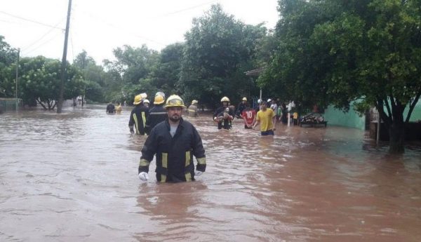 Caminhando na enchente - Foto: Corpo de Bombeiros Voluntário de Caacupé