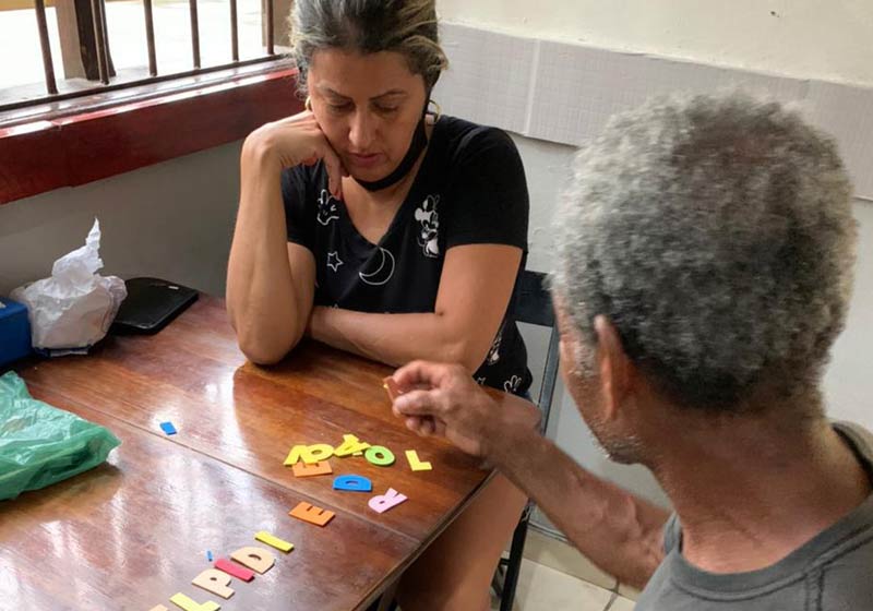 Eliane ensinando seu José - Foto: Bianca Cardoso