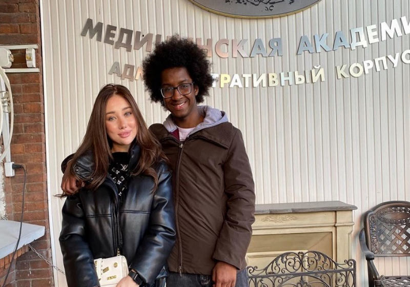 Laura com Mamadu Foto: Instagram @laura_kulchieva