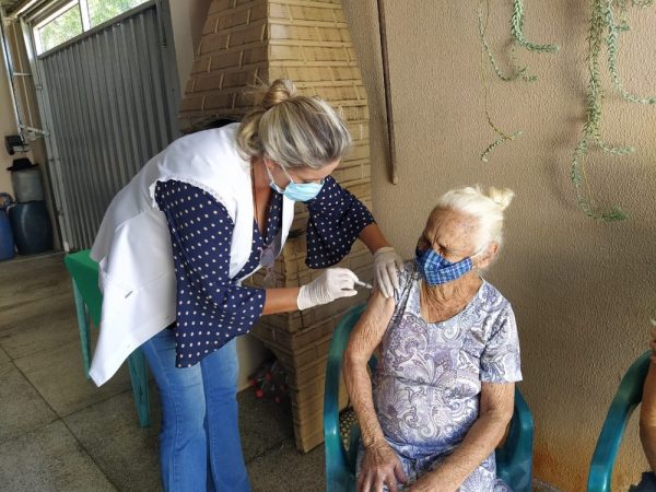 Dona Amélia, 90 anos, é vacinada - Foto: Divulgação/Prefeitura de Fernandópolis