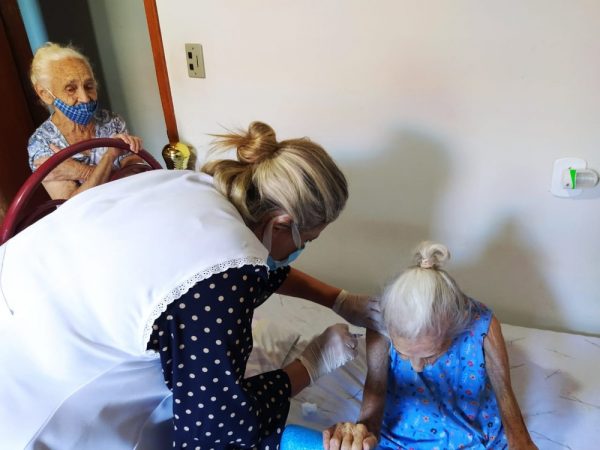 Dona Francisca, de 107 anos é vacinada - Foto: Divulgação/Prefeitura de Fernandópolis
