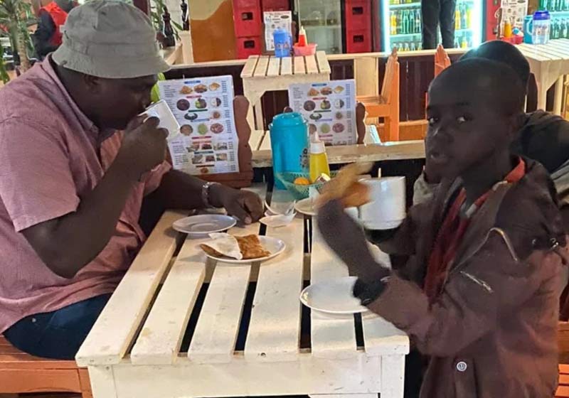 Mithamo e o café com meninos - Foto: Facebook Mithamo Muchiri