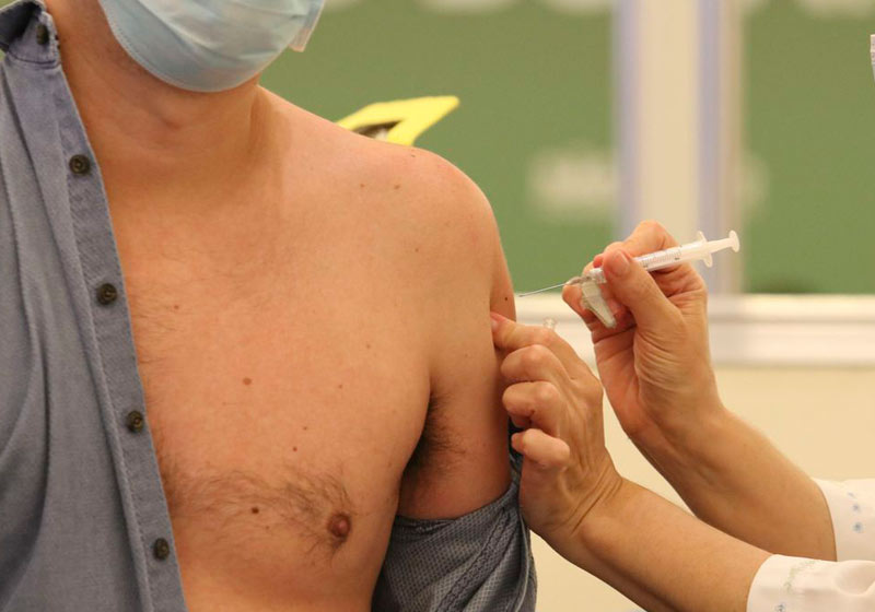 Homem vacinado contra Covid - Foto: Rovena Rosa /Agência Brasil