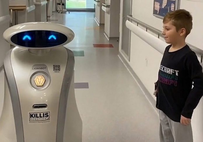 robo-hospital-close Robô Ella diverte crianças internadas - Foto: Maidstone and Tumbridge Wells NHS Trust