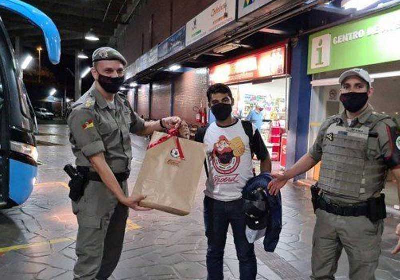 Matheus é recebido no RS por PMs - Foto: divulgação/Brigada Militar/RS