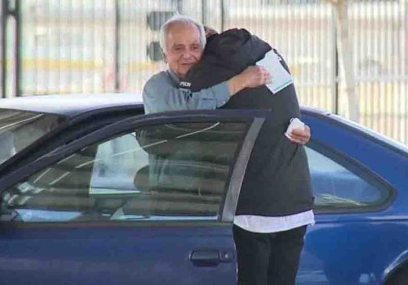 Steven encontrou o ex-professor dormindo no carro em um estacionamento. - Foto: reprodução Twitter Steven Nava