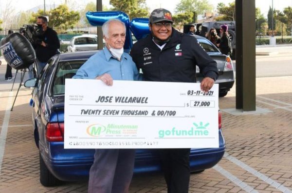 Steven entregou o cheque para o professor no dia do aniversário dele. - Foto: reprodução Twitter Steven Nava
