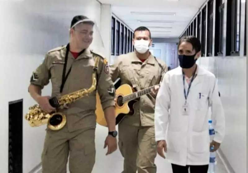 Bombeiros levam música aos corredores do Hospital Universitário da UFMS. - Foto: arquivo pessoal