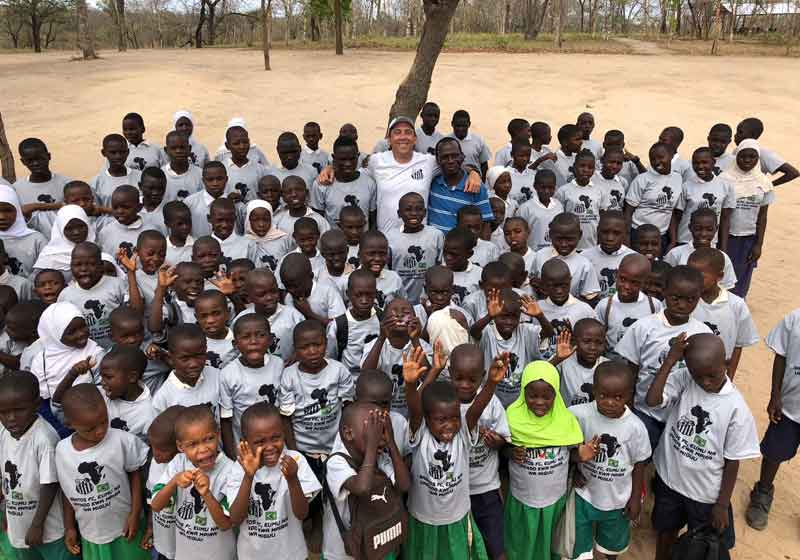Clayton com crianças que ajuda na África - Foto: arquivo pessoal