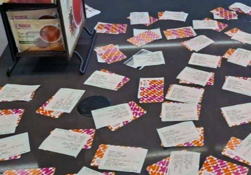 Cartões-presente pagos pelo cliente anônimo - Foto: reprodução / Samantha Owens