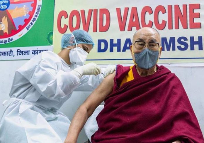 dalai-lama-vacina-capa Dalai Lama sendo vacinado contra Covid-19 - Foto: Tenzin Choejor / Instagram
