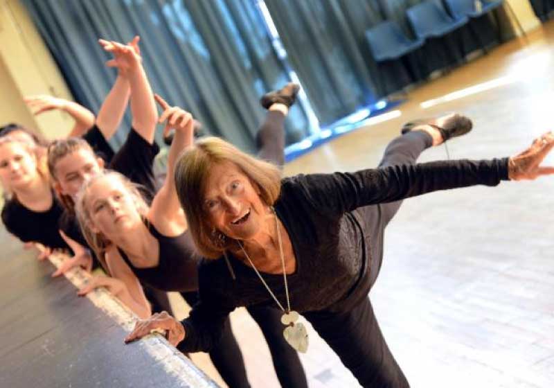Dinkie completará 100 anos e vai comemorar dando aulas de ginástica para ajudar a caridade. - Foto: Lesley Tomlinson / SWNS