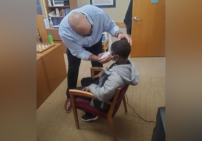 Diretor corta cabelo de aluno para ajudá-lo a se sentir mais confiante na escola. - Foto: Lewis Speaks Sr.