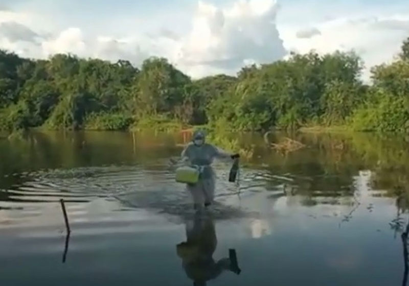 Mayane Brito atravessa rio para vacinar idosa na PB - Foto: TV Paraíba/reprodução