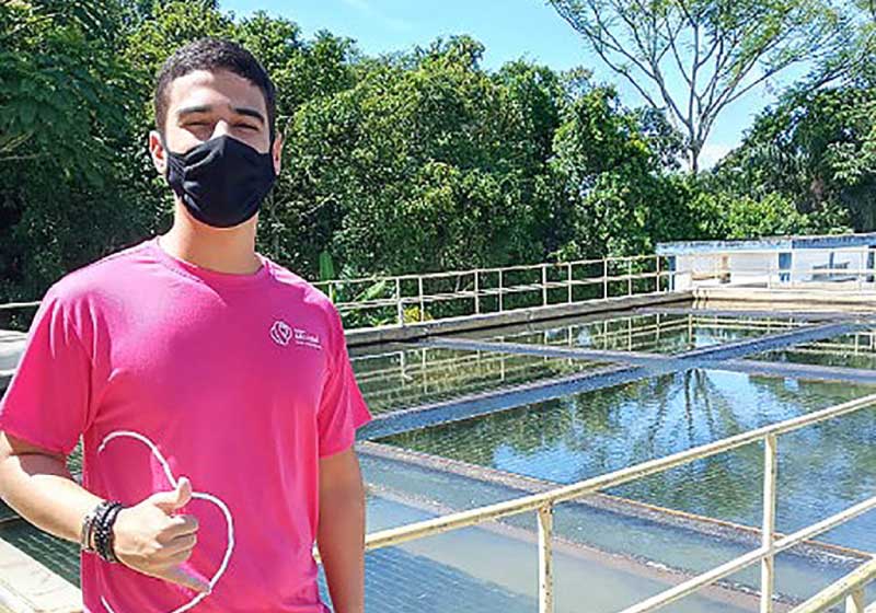 Gabriel criou um sistema que custará apenas R$ 450 para estações de água e consegue filtrar resíduos de microplásticos, limpando a água. - Foto: arquivo pessoal