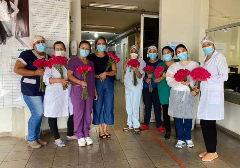 Rosas de festa de 15 anos são entregues aos profissionais da linha de frente da Covid-19, em MS - Foto: Alberto Fonseca/Divulgação