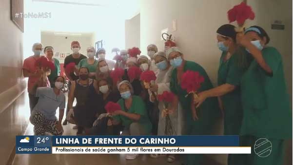 Equipe do Hospital da Vida, em Dourados, recebeu flores — Foto: Reprodução/TV Morena