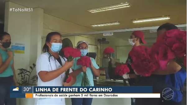 Flores são entregues a profissionais de saúde em MS — Foto: Reprodução/TV Morena