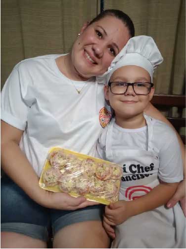 Seara e Francisco começaram a vender minipizzas para que o garoto pudesse comprar um computador — Foto: Arquivo pessoal