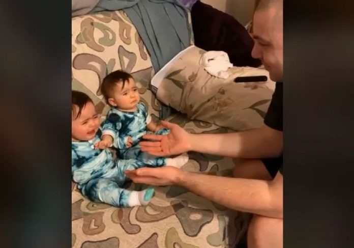 gemea-protege-irma-capa A garotinha gêmea protege a irmã após não reconhecer o pai sem barba. - Foto: reprodução TikTok