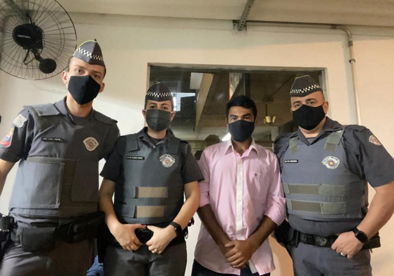 Matheus com os PMs que o ajudaram - Foto: Clic Camaquã